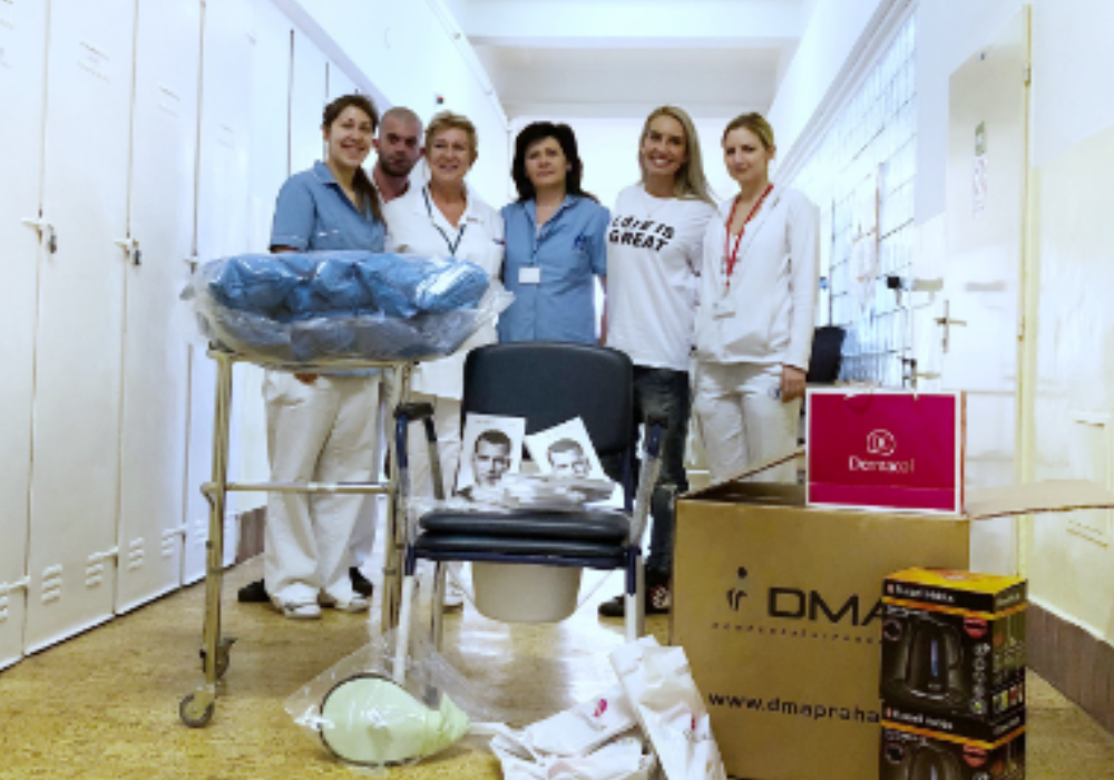 Předávání pomůcek a dárečků v Thomayerově nemocnici v Praze na oddělení Geriatrie